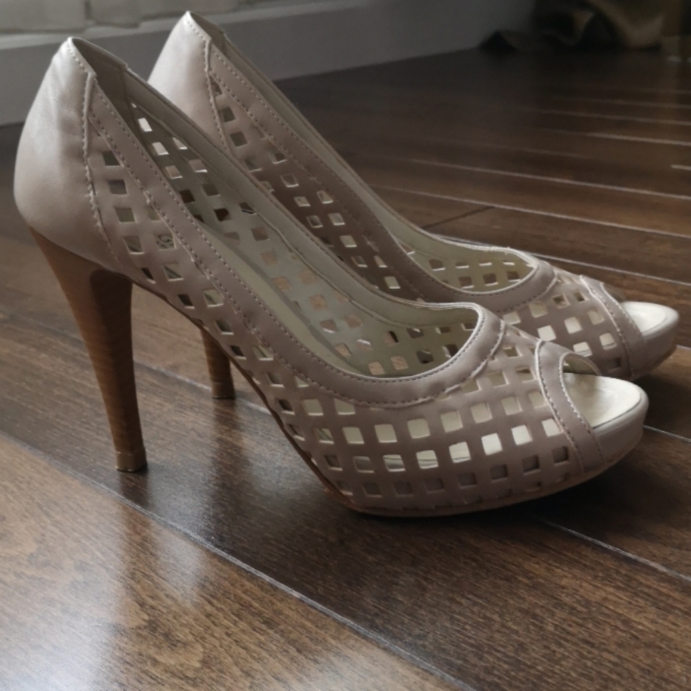 Leather peep-toe nude pumps with wood grain heels